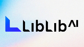 图片展示的是LibLibAI的LOGO。LOGO由左侧蓝色几何图形和右侧黑色文字“LibLibAI”组成。左侧几何图形由多个蓝色三角形构成，排列组合成一个不规则形状。右侧“LibLib”为大号字体，“AI”为小号字体，整体设计简洁现代，背景为渐变的蓝紫色调，带有几何图形元素。该图片位于介绍LibLibAI工具的文档中，用于直观呈现该工具的视觉标识。